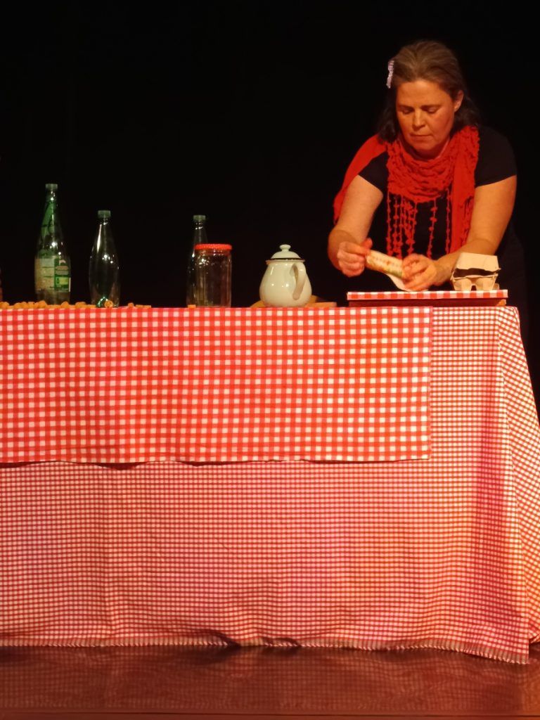 Transformation en loup, à partir d'une boîte d'oeufs, le petit chaperon rouge