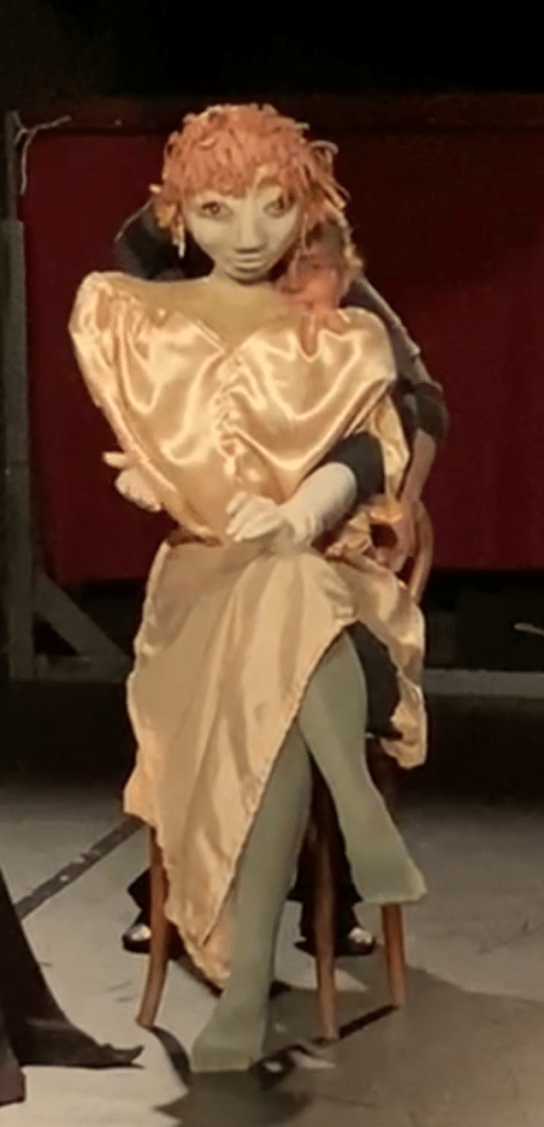 Arkadina marionnette portée pour le cabaret maionnettique autour de la mouette de Tchekhov, sous la direction de Marine Garnier (ateliers amateurs juin 2023) 
