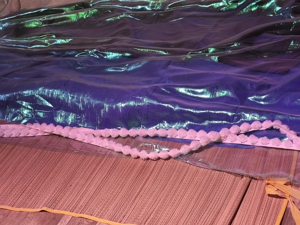 La mer scintille et clapote avant que la tempête arrive. Tissu pour les vagues en enregistrements de bruit en milieu extérieur