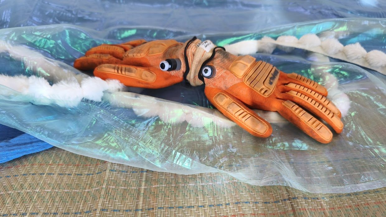 Le crabe court sur la plage pour rejoindre la botte