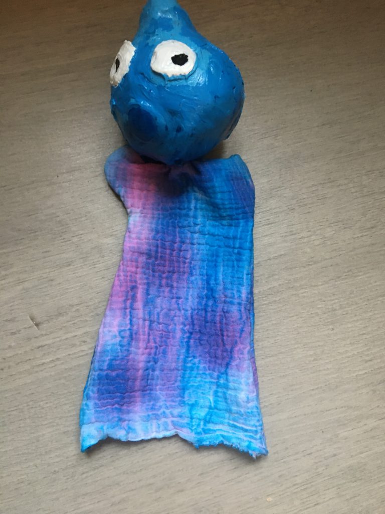atelier de fabrication de marionnette à gaine en maternelle, goutte d'eau bleue