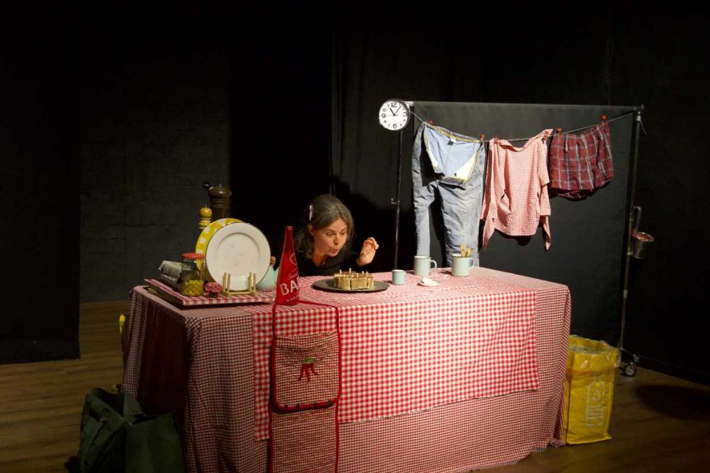 Marinette fête son anniversaire dans sa cuisine, elle va animer les emballages de tri pour faire vivre ses contes préférés